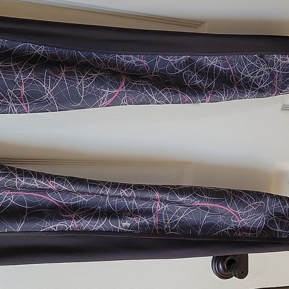 Under Armour gray with pink design size medium leggings - Picture 8 of 11